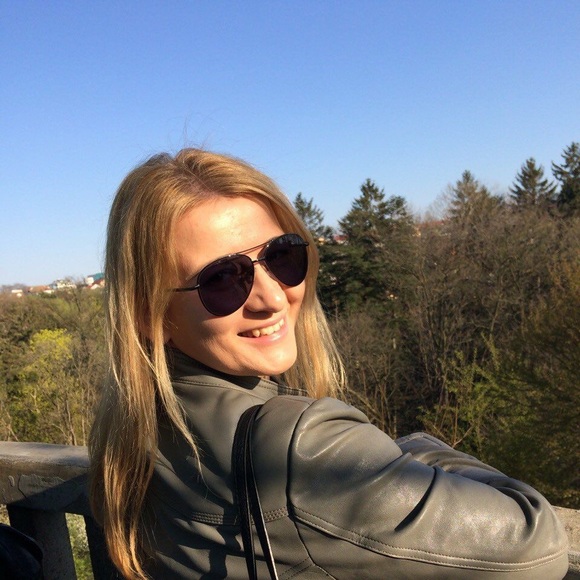 Meet your Posher, Sorina - Picture 1 of 1